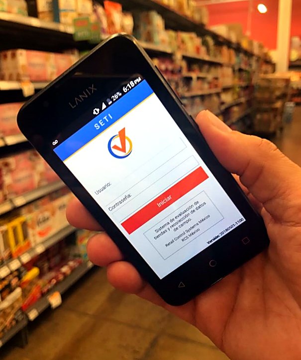 SETI abierto en un celular económico dentro de una tienda