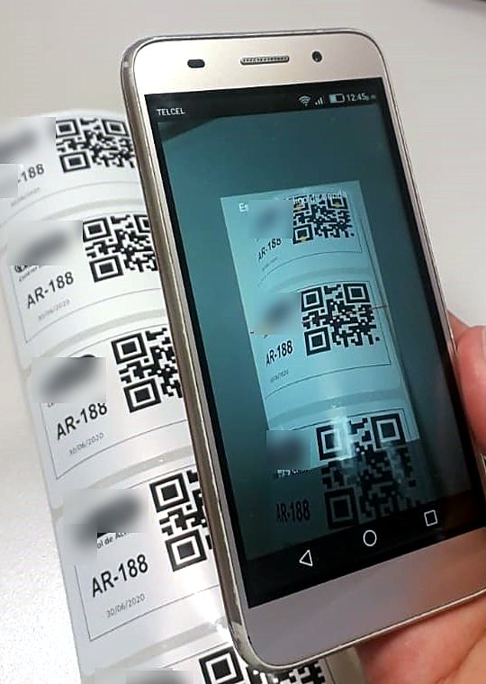 Técnico escaneando con el celular la etiqueta QR de un equipo