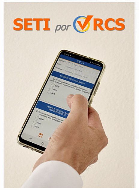 Mano sosteniendo un celular con una lista de revisión de SETI